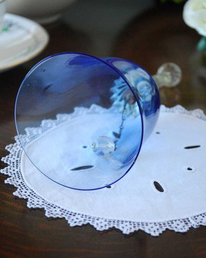 アンティーク 雑貨のガラス小物　アンティーク雑貨　コバルトブルーが美しいガラスのディナーベル　アンティークプレスドグラス。ベルの中を見ると･･･コンディションがよいものだけ買い付けて来ました。(pg-5004)