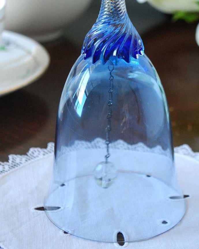 アンティーク 雑貨のガラス小物　アンティーク雑貨　コバルトブルーが美しいガラスのディナーベル　アンティークプレスドグラス。ガラスで出来た美しいベル美しいベルのアンティークのプレスドグラス。(pg-5004)