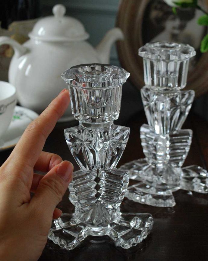 アンティーク 雑貨のガラス小物　アンティーク雑貨　ガラスのアンティーク雑貨、華やかなキャンドルスタンド（２個セット）（プレスドグラス）。スマートなシルエットが華やかで美しいキャンドルスタンドです。(pg-5005)