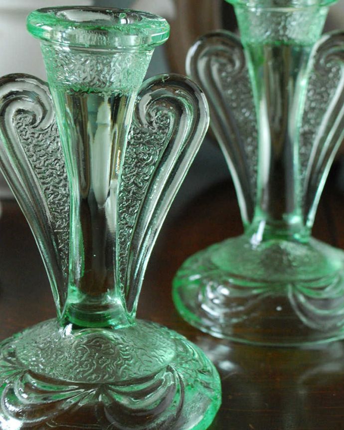 アンティーク 雑貨のガラス小物　アンティーク雑貨　英国アンティークのガラス、エンジェルのシルエットが可愛いグリーンのキャンドルスタンド。ドレッシングセットの必須アイテムでしたもともとはドレッシングセットとしてパフケースと一緒にトレイの上に必ずセッティングされていたキャンドルスタンド。(pg-5006)
