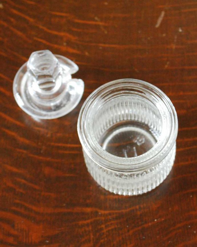 アンティーク 雑貨のガラス小物　アンティーク雑貨　ミニサイズのスパイスケース、アンティークプレスドグラス。上から見るとこんな感じです。(pg-5015)