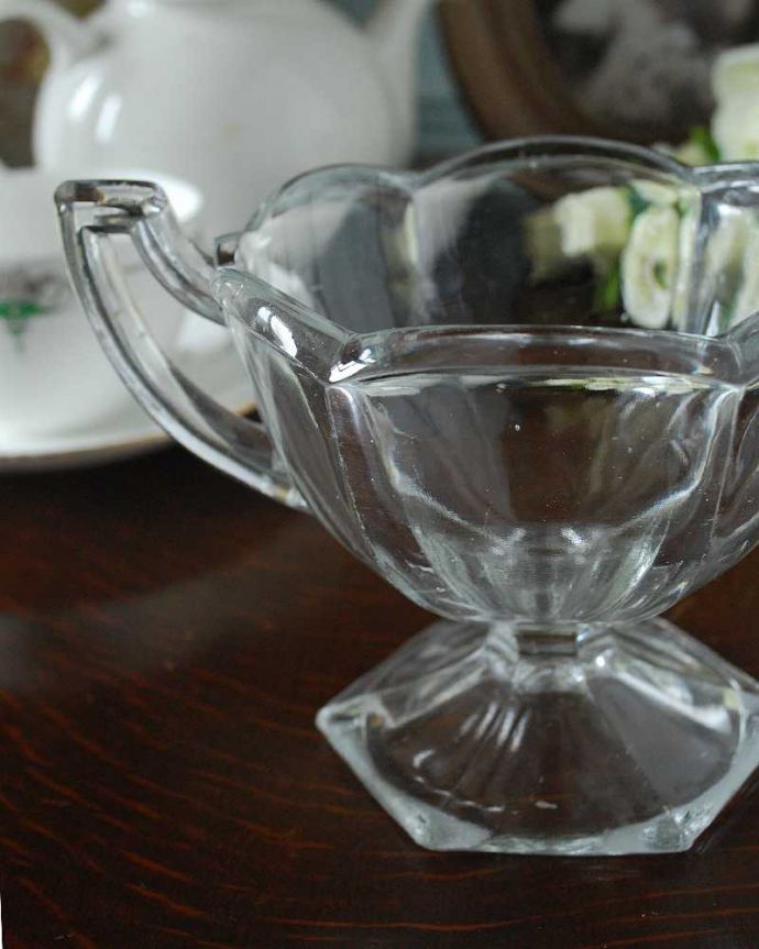 アンティーク 雑貨のガラス小物　アンティーク雑貨　両サイドに持ち手が付いた可愛いガラスボウル（アンティークプレスドグラス）。食事の時間を楽しく過ごすために作られた器貴重だったガラスがプレスドグラスの発達によって気軽に手に入るようになった時代に作られたテーブルウェア。(pg-5021)