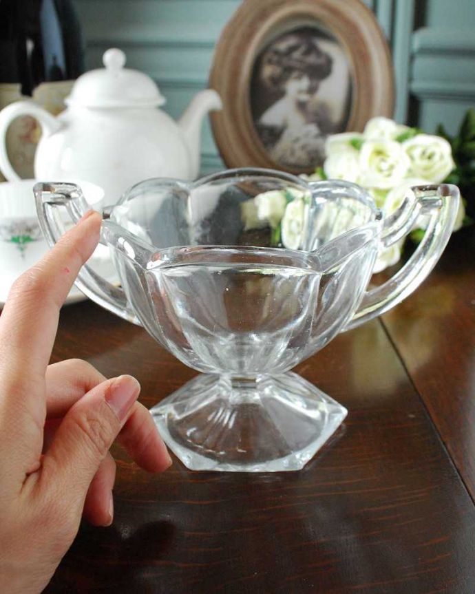 アンティーク 雑貨のガラス小物　アンティーク雑貨　両サイドに持ち手が付いた可愛いガラスボウル（アンティークプレスドグラス）。いろいろ便利に使えます食卓で使うのはもちろん、お花を浮かべたり、花器代わりに使ったりと自分だけの使い方を楽しんで下さい。(pg-5021)