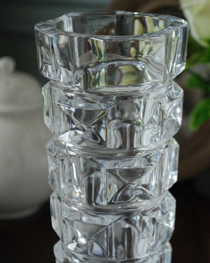 アンティーク 雑貨のガラス小物　アンティーク雑貨　ぽこぽこっとしたデザインがオシャレなアンティークプレスドグラス（花器）。お花を入れずに眺めているだけで幸せな時間アンティークのガラスは成分が今のものと違うので、置いておくだけでキラキラ輝いて楽しめます。(pg-5027)