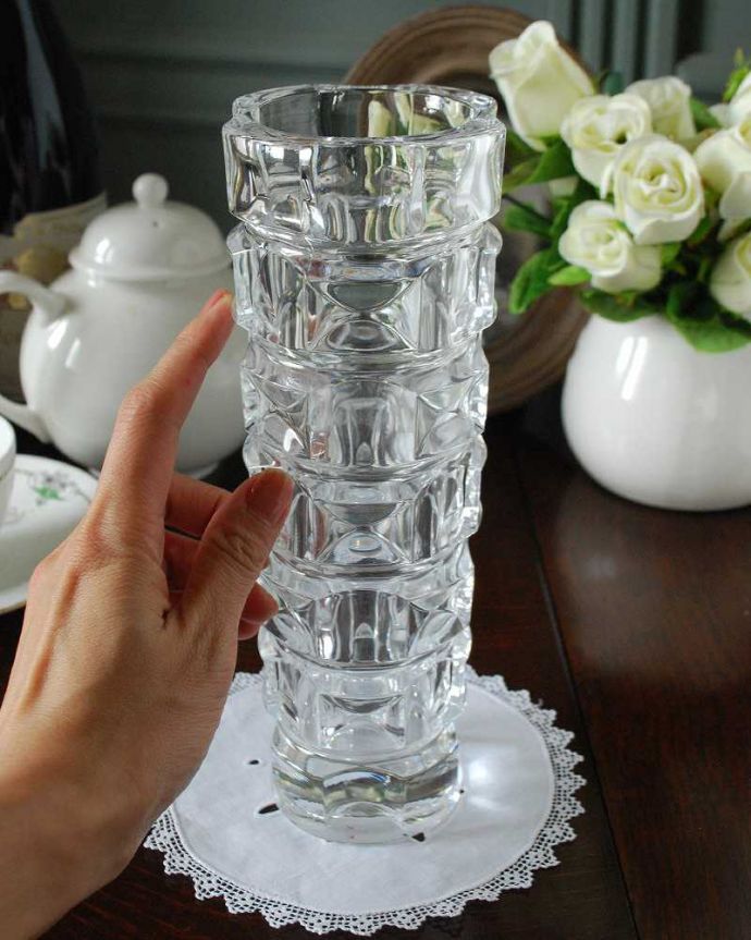 アンティーク 雑貨のガラス小物　アンティーク雑貨　ぽこぽこっとしたデザインがオシャレなアンティークプレスドグラス（花器）。気軽に使えるフラワーベース英国らしくいろんなサイズが見つかる花器。(pg-5027)