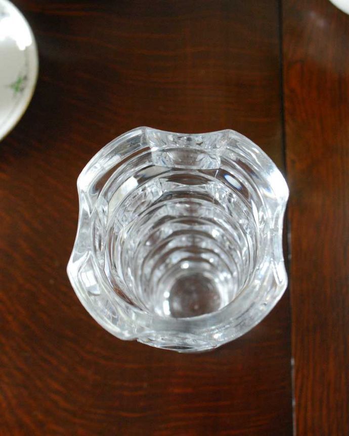アンティーク 雑貨のガラス小物　アンティーク雑貨　ぽこぽこっとしたデザインがオシャレなアンティークプレスドグラス（花器）。上から見るとこんな感じですアンティークなので、多少の欠け・傷がある場合がありますが、使用上問題はありませんのでご了承下さい。(pg-5027)