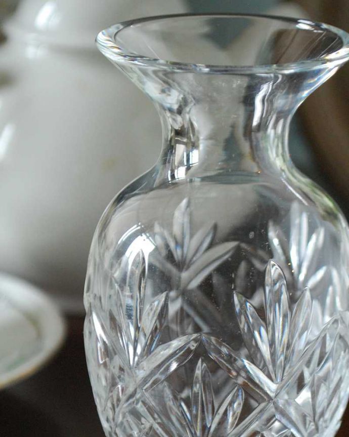 アンティーク 雑貨のガラス小物　アンティーク雑貨　ぽってりと膨らんだシルエットが可愛いアンティークプレスドグラス（１輪挿し）。もともとは1人用の小さな花器もともとはお花を愛する英国で使われていた、テーブルをセットするとき１人に1個ずつ置くための花入れなんです。(pg-5028)