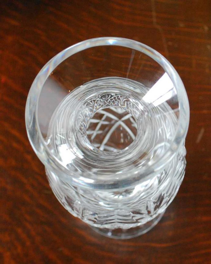 アンティーク 雑貨のガラス小物　アンティーク雑貨　ぽってりと膨らんだシルエットが可愛いアンティークプレスドグラス（１輪挿し）。上から見るとこんな感じですアンティークなので多少のキズ・欠けがある場合がありますが、使用上問題ないものしか買い付けていませんのでご安心下さい。(pg-5028)