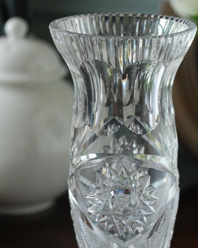 アンティーク 雑貨のガラス小物　アンティーク雑貨　細身でシルエットが美しい可愛いプレスドグラス、スマートなフラワーベース。普段の生活にパッと華を添えてくれる小さなアンティーク気軽に使えるアンティークのプレスドグラスの中で、もっとも英国らしいアイテムの花器。(pg-5030)