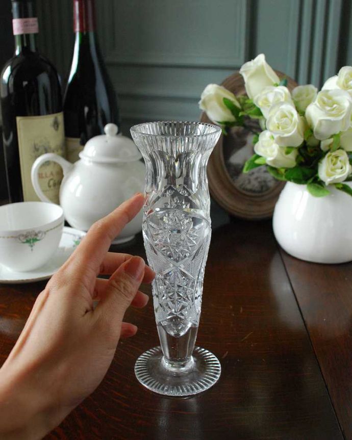 アンティーク 雑貨のガラス小物　アンティーク雑貨　細身でシルエットが美しい可愛いプレスドグラス、スマートなフラワーベース。キラキラ輝く美しさ置いておくだけでも絵になる花器。(pg-5030)