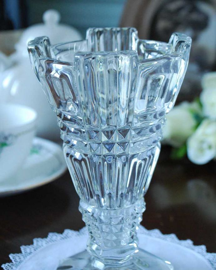 アンティーク 雑貨のガラス小物　アンティーク雑貨　かたちもお洒落なアンティークプレスドグラス、脚付きの素敵なフラワーベース。普段の生活にパッと華を添えてくれる小さなアンティーク気軽に使えるアンティークのプレスドグラスの中で、もっとも英国らしいアイテムの花器。(pg-5032)