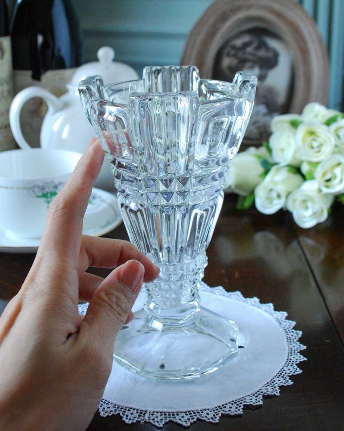 アンティーク 雑貨のガラス小物　アンティーク雑貨　かたちもお洒落なアンティークプレスドグラス、脚付きの素敵なフラワーベース。キラキラ輝く美しさ置いておくだけでも絵になる花器。(pg-5032)