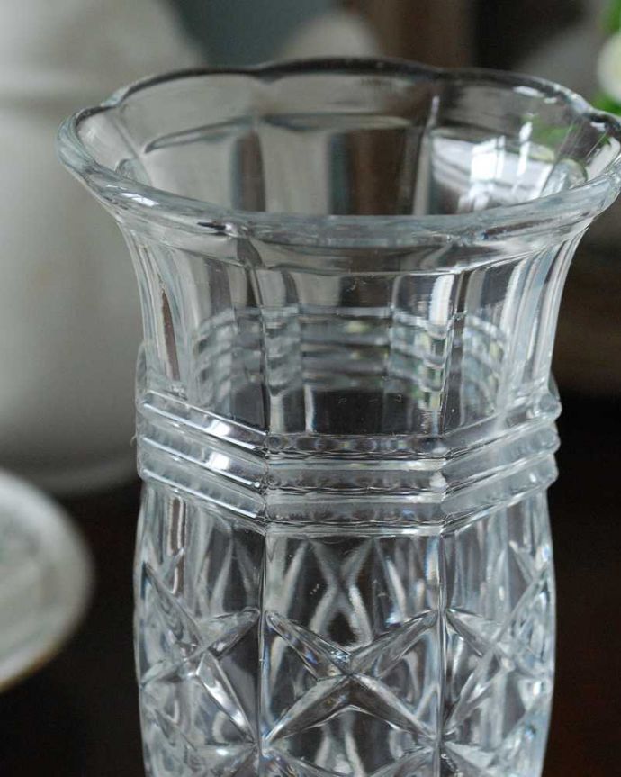 アンティーク 雑貨のガラス小物　アンティーク雑貨　キラキラと煌めくアンティークプレスドグラス、フラワーベース。普段の生活にパッと華を添えてくれる小さなアンティーク気軽に使えるアンティークのプレスドグラスの中で、もっとも英国らしいアイテムの花器。(pg-5033)