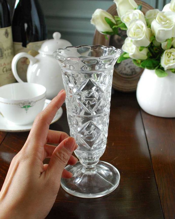 アンティーク 雑貨のガラス小物　アンティーク雑貨　レースの可愛い縁どりのフラワーベース（花器）アンティークのプレスドグラス。キラキラ輝く美しさ置いておくだけでも絵になる花器。(pg-5034)