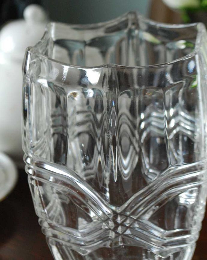 アンティーク 雑貨のガラス小物　アンティーク雑貨　波を打ったようなガラスが揺らめく美しさのフラワーベース、アンティークプレスドグラス。普段の生活にパッと華を添えてくれるアンティーク気軽に使えるアンティークのプレスドグラスの中で、もっとも英国らしいアイテムの花器。(pg-5035)