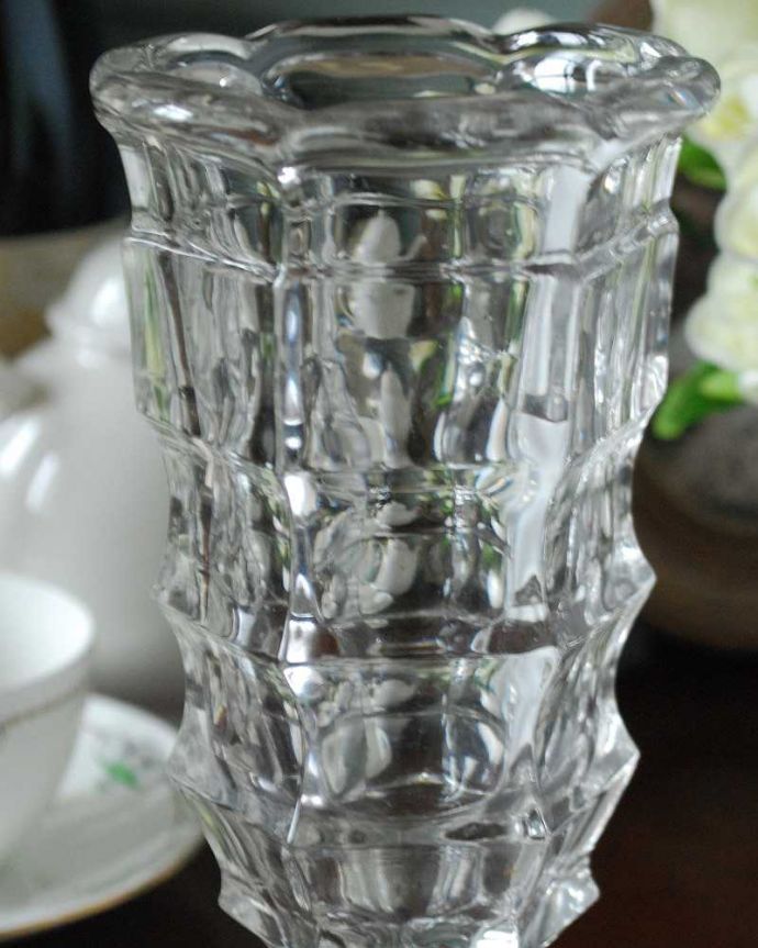 アンティーク 雑貨のガラス小物　アンティーク雑貨　カッティングラインがお洒落！脚付きのガラスフラワーベース（花器）プレスドグラス。普段の生活にパッと華を添えてくれる小さなアンティーク気軽に使えるアンティークのプレスドグラスの中で、もっとも英国らしいアイテムの花器。(pg-5036)