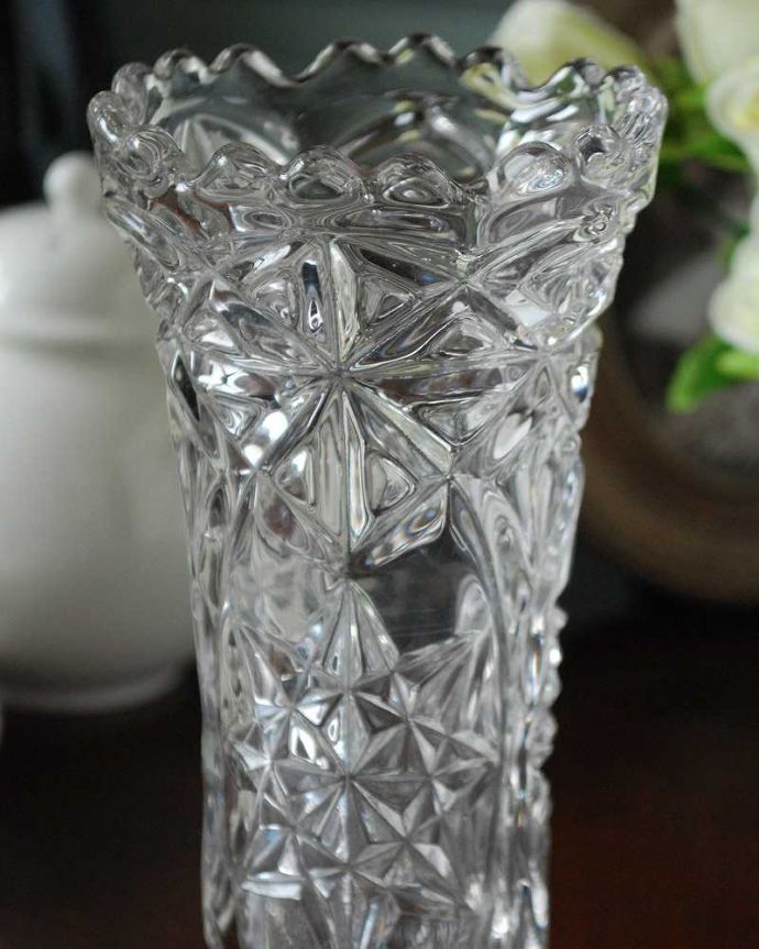 アンティーク 雑貨のガラス小物　アンティーク雑貨　たっぷり入った豪華なカッティングが美しいプレスドグラス、アンティークフラワーベース。お花を入れずに眺めているだけで幸せな時間アンティークのガラスは成分が今のものと違うので、置いておくだけでキラキラ輝いて楽しめます。(pg-5037)