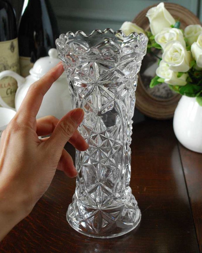 アンティーク 雑貨のガラス小物　アンティーク雑貨　たっぷり入った豪華なカッティングが美しいプレスドグラス、アンティークフラワーベース。気軽に使えるフラワーベース英国らしくいろんなサイズが見つかる花器。(pg-5037)