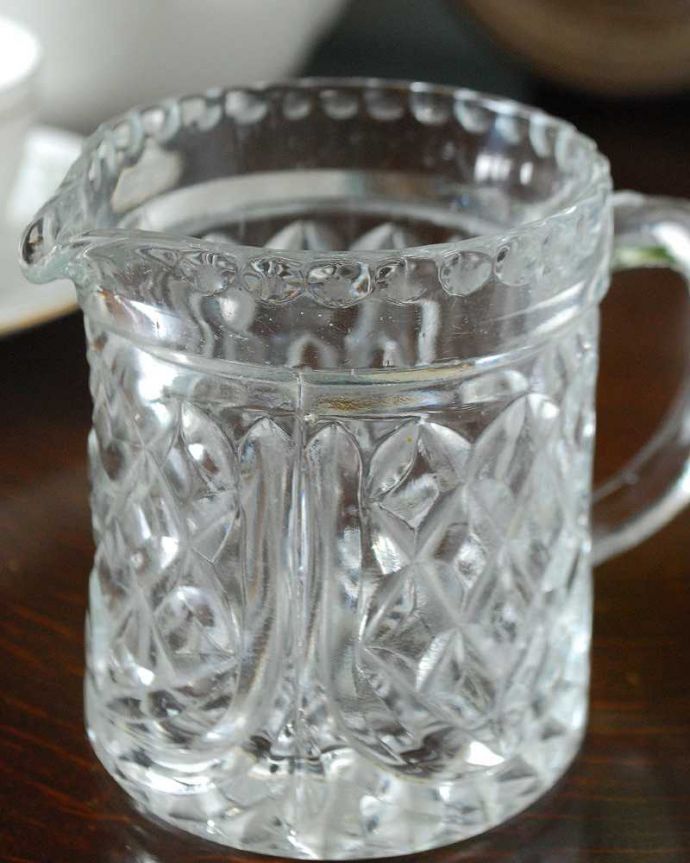 アンティーク 雑貨のガラス小物　アンティーク雑貨　縁どりのカッティングが輝く、アンティーク プレスドグラス のミルクポット。お茶の時間に欠かせないミルクピッチャーミルクティーが大好きな英国人が作ったガラスのミルクピッチャーは、たっぷりミルクが注げるようにサイズが大きめです。(pg-5039)