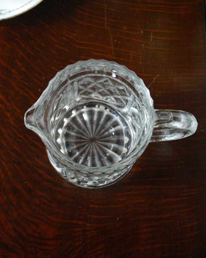 アンティーク 雑貨のガラス小物　アンティーク雑貨　縁どりのカッティングが輝く、アンティーク プレスドグラス のミルクポット。上から見るとこんな感じです。(pg-5039)
