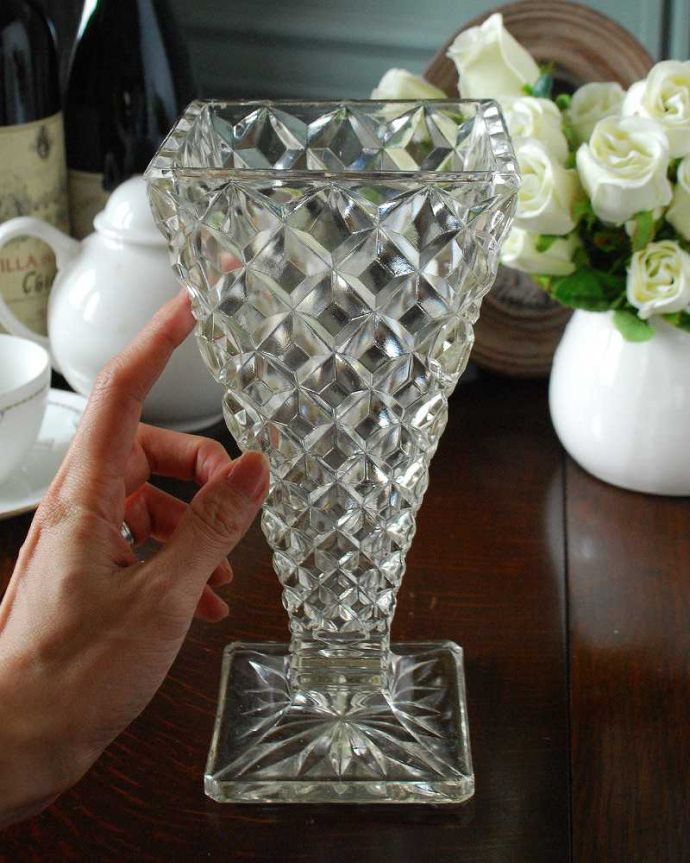 アンティーク 雑貨のガラス小物　アンティーク雑貨　ダイヤカットが美しいアンティークガラスのフラワーベース、プレスドグラス。置くだけで華やかな雰囲気大きなサイズの花器は、お家に1つは欲しいアイテム。(pg-5041)