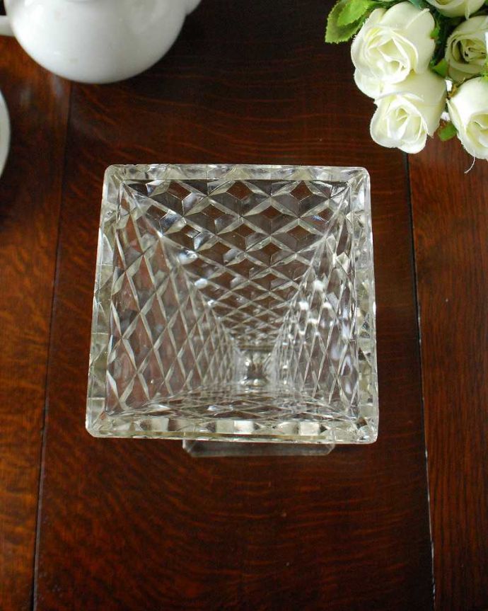 アンティーク 雑貨のガラス小物　アンティーク雑貨　ダイヤカットが美しいアンティークガラスのフラワーベース、プレスドグラス。上からのぞいて見ると･･･アンティークなので多少のキズ・欠けがある場合がありますが、使用上問題はありませんので、ご了承下さい。(pg-5041)