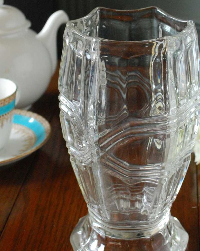 アンティーク 雑貨のガラス小物　アンティーク雑貨　艶めく透明感の美しいプレスドグラス、アンティークのフラワーベース(花器)。実は、セロリのために作られた器オシャレな花器に見えますが、実はセロリを立てて食卓に出すために作られた器、セロリ―ベース。(pg-5045)