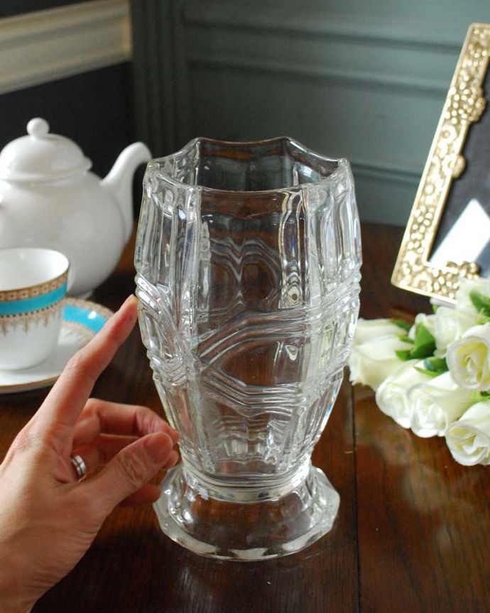 アンティーク 雑貨のガラス小物　アンティーク雑貨　艶めく透明感の美しいプレスドグラス、アンティークのフラワーベース(花器)。可愛い形が特長アンティークのガラスは現代のガラスと成分が違うから輝き方も違うんです。(pg-5045)