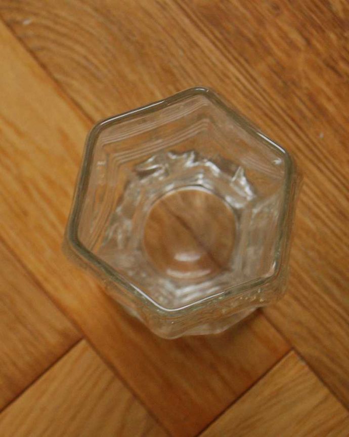 アンティーク 雑貨のガラス小物　アンティーク雑貨　艶めく透明感の美しいプレスドグラス、アンティークのフラワーベース(花器)。上から見てチェックアンティークのため、多少の欠け・傷がある場合がありますが、使用上問題はありませんので、ご了承下さい。(pg-5045)