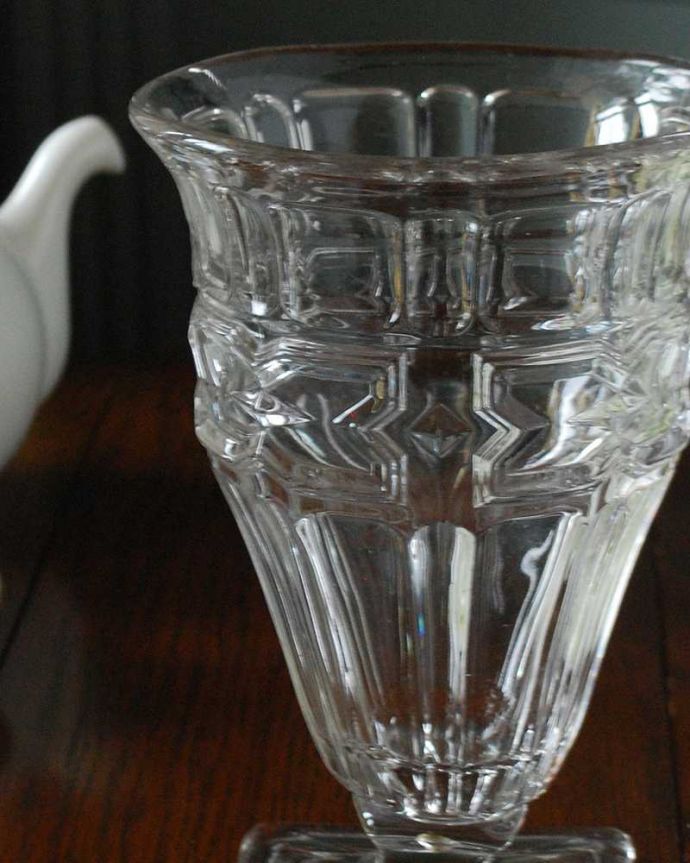 アンティーク 雑貨のガラス小物　アンティーク雑貨　スクエアカットがオシャレ、アンティークプレスドグラス。実は、セロリのために作られた器オシャレな花器に見えますが、実はセロリを立てて食卓に出すために作られた器、セロリ―ベース。(pg-5046)