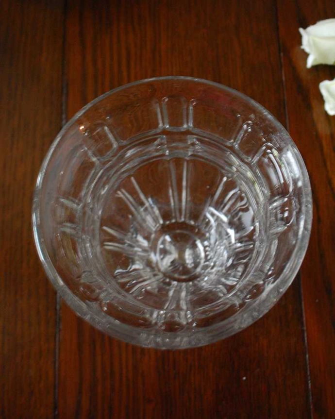 アンティーク 雑貨のガラス小物　アンティーク雑貨　スクエアカットがオシャレ、アンティークプレスドグラス。上から見てチェックアンティークのため、多少の欠け・傷がある場合がありますが、使用上問題はありませんので、ご了承下さい。(pg-5046)
