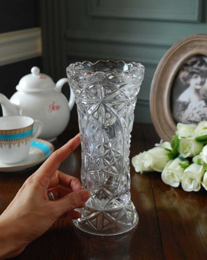 アンティーク 雑貨のガラス小物　アンティーク雑貨　アンティークのガラス雑貨、キラキラとおしゃれなフラワーベース（花器）。気軽に使えるフラワーベース英国らしくいろんなサイズが見つかる花器。(pg-5049)