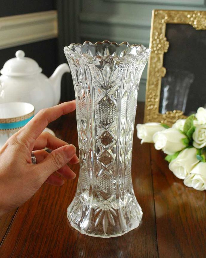 アンティーク 雑貨のガラス小物　アンティーク雑貨　縁取りまで美しいアンティークフラワーベース、煌めくプレスドグラス。気軽に使えるフラワーベース英国らしくいろんなサイズが見つかる花器。(pg-5051)