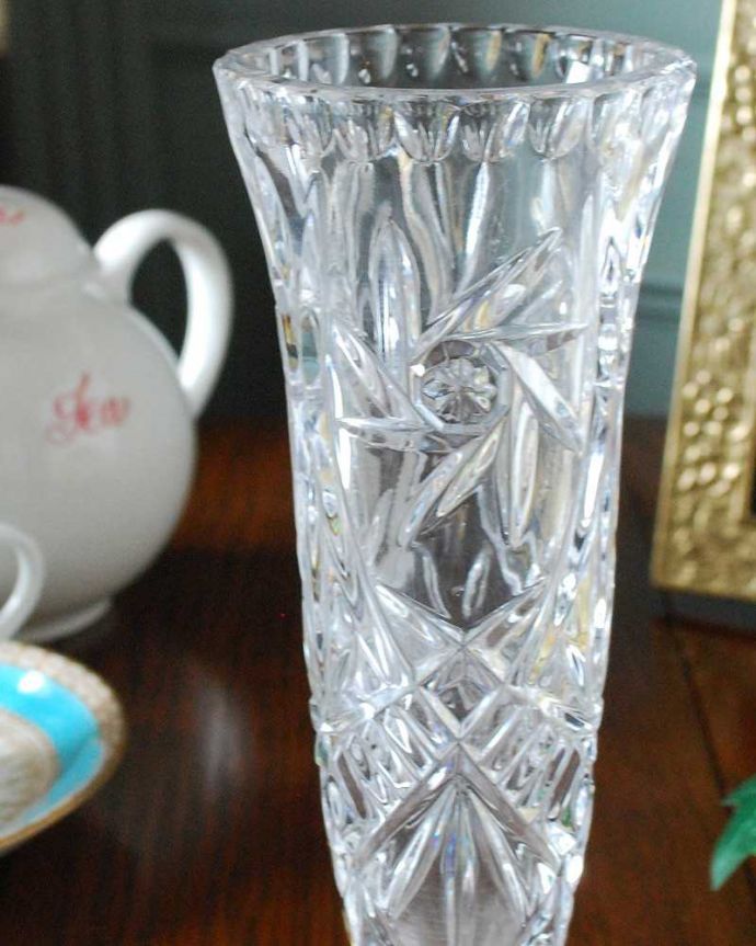 アンティーク雑貨 縁どりのカッティングがキラキラ輝く、アンティークフラワーベース（プレスドグラス）。普段の生活にパッと華を添えてくれるアンティーク気軽に使えるアンティークのプレスドグラスの中で、もっとも英国らしいアイテムの花器。(pg-5055)
