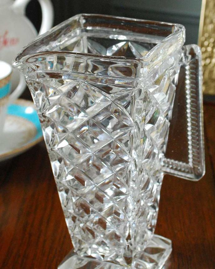 アンティーク雑貨 スクエア型のオシャレなガラスピッチャー、ダイヤカットが美しいアンティークプレスドグラス。英国の家庭には必ずあるウォータージャグアルコールを飲まない人のためにテーブルの中央にお水を置いて置かれていたウォータージャグ。(pg-5058)