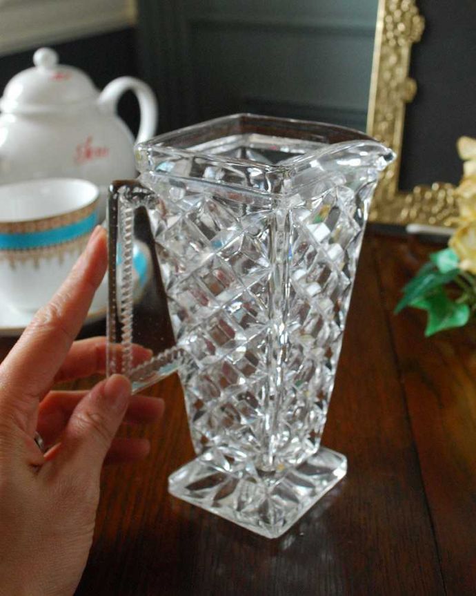 アンティーク雑貨 スクエア型のオシャレなガラスピッチャー、ダイヤカットが美しいアンティークプレスドグラス。いろんな使い方が出来ます飲み物を入れるのはもちろんフラワーベースとしても使いやすい便利なサイズです。(pg-5058)