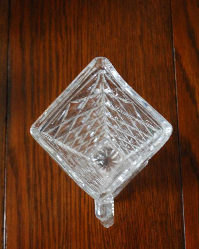 アンティーク雑貨 スクエア型のオシャレなガラスピッチャー、ダイヤカットが美しいアンティークプレスドグラス。中を見てみると･･･アンティークなので多少のキズやカケがありますが使用上問題がないものだけをご紹介しています。(pg-5058)