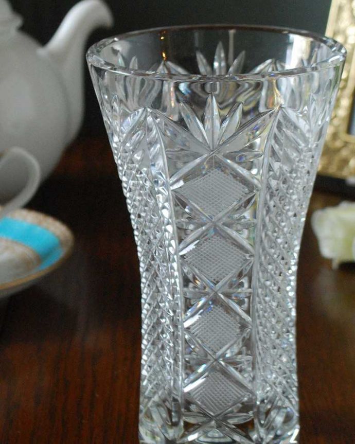 アンティーク 雑貨のガラス小物　アンティーク雑貨　ダイヤカットがキラッと輝くアンティークプレスドグラス、小さなフラワーベース。贅沢な時間が流れる1人用のパーソナル花器1人に1つずつ、お花を入れてテーブルにセットされていたパーソナル花器。(pg-5060)