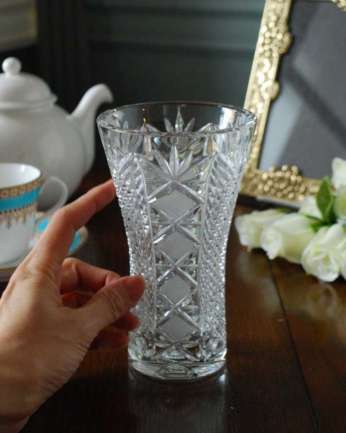 アンティーク 雑貨のガラス小物　アンティーク雑貨　ダイヤカットがキラッと輝くアンティークプレスドグラス、小さなフラワーベース。お花を１輪挿すだけ花器が美しいので１輪挿すだけでパッと華やかになります。(pg-5060)