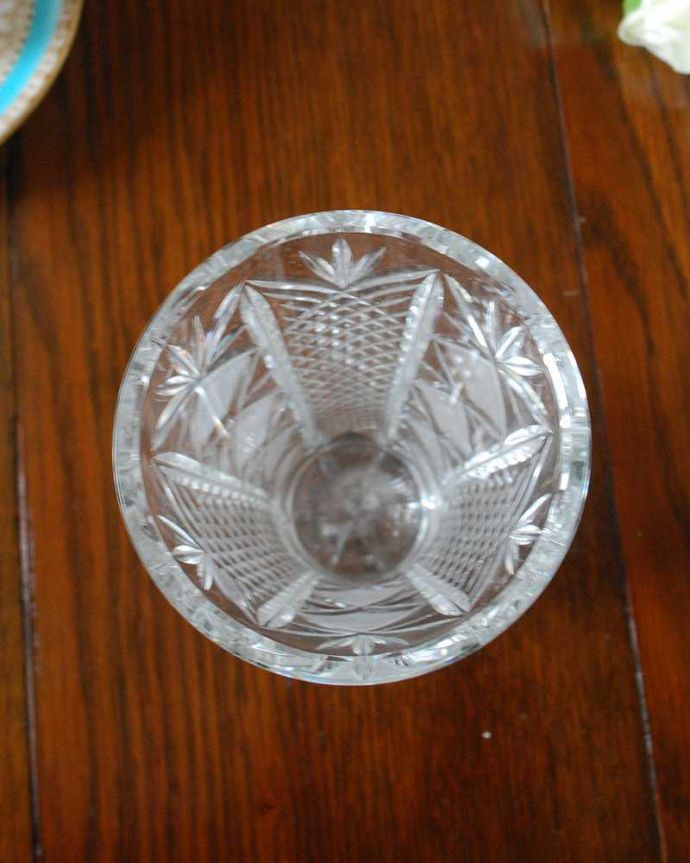 アンティーク 雑貨のガラス小物　アンティーク雑貨　ダイヤカットがキラッと輝くアンティークプレスドグラス、小さなフラワーベース。上から見るとこんな感じですアンティークなので多少のキズ・欠けがある場合がありますが、使用上問題ありませんのでご了承下さい。(pg-5060)
