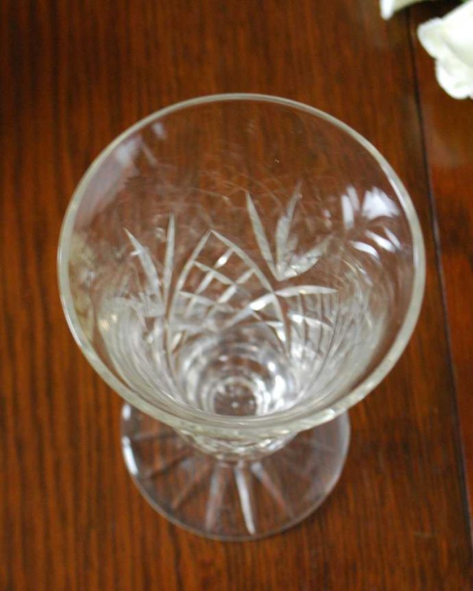 アンティーク 雑貨のガラス小物　アンティーク雑貨　脚付きのアンティークプレスドグラス  スイートグラス。上から見るとこんな感じですアンティークなので多少のキズ・欠けがある場合がありますが、使用上問題ありませんのでご了承下さい。(pg-5061)
