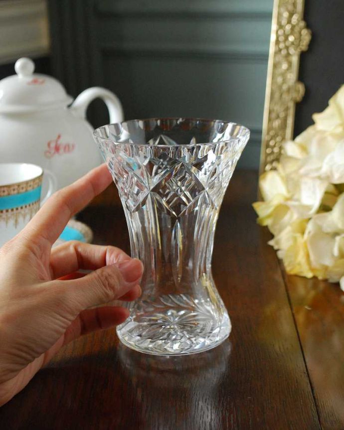 アンティーク 雑貨のガラス小物　アンティーク雑貨　気軽にお花を楽しむフラワーベース、アンティークプレスドグラス。お花を１輪挿すだけ花器が美しいので１輪挿すだけでパッと華やかになります。(pg-5063)