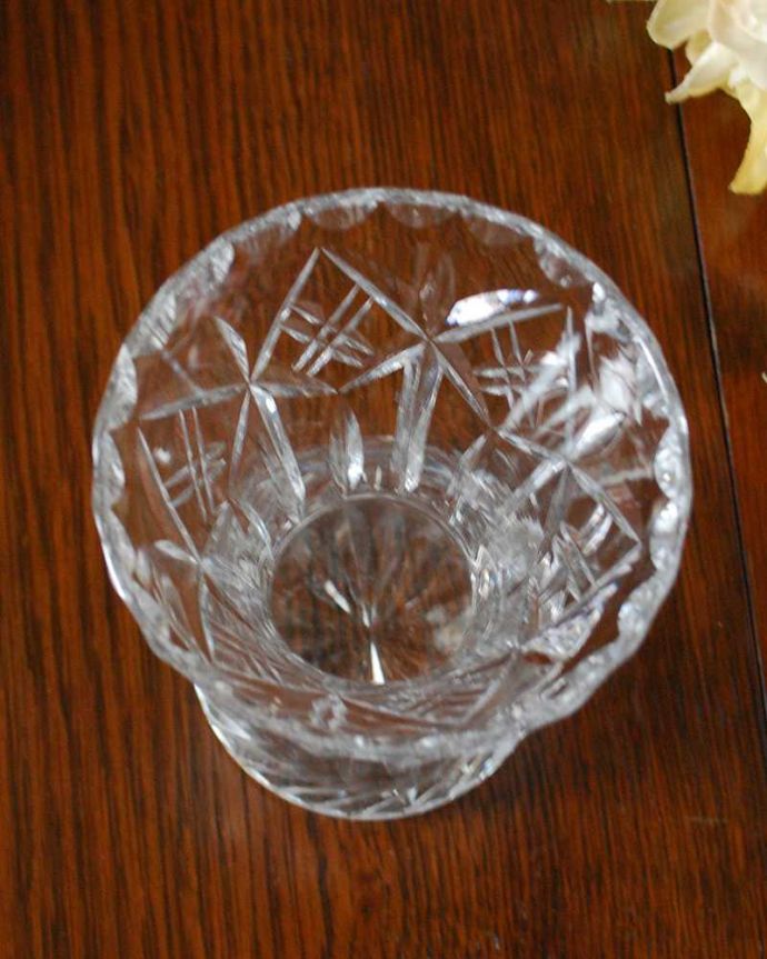 アンティーク 雑貨のガラス小物　アンティーク雑貨　気軽にお花を楽しむフラワーベース、アンティークプレスドグラス。上から見るとこんな感じですアンティークなので多少のキズ・欠けがある場合がありますが、使用上問題ありませんのでご了承下さい。(pg-5063)