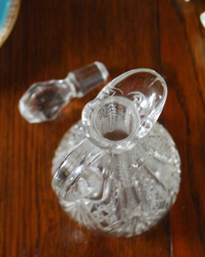 アンティーク 雑貨のガラス小物　アンティーク雑貨　ダイヤのようなフタが付いたアンティーク のプレスドグラス小さなデカンタ。上から見るとこんな感じです。(pg-5068)