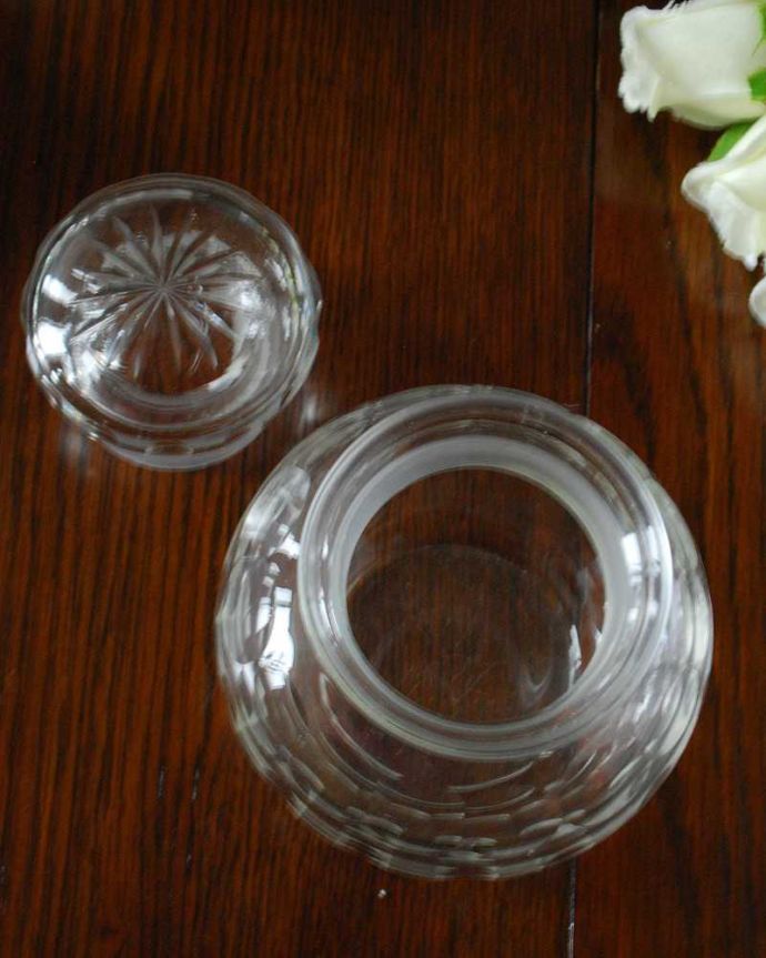 アンティーク 雑貨のガラス小物　アンティーク雑貨　コロンと可愛いデザインのガラスケース、アンティークプレスドグラス(ピクルスジャー)。中身を見るとこんな感じコンディションのいいものだけを選んできたので、仕様上問題はありません。(pg-5070)