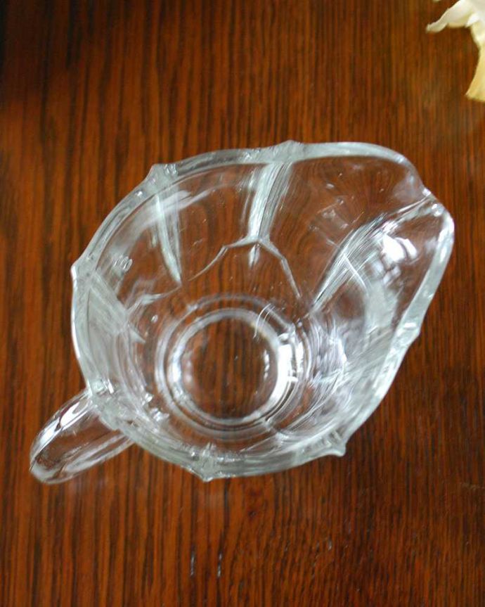 アンティーク 雑貨のガラス小物　アンティーク雑貨　アンティークのオシャレなキッチン雑貨、ガラス製のミニピッチャー（プレスドグラス）。上から見るとこんな感じです。(pg-5074)
