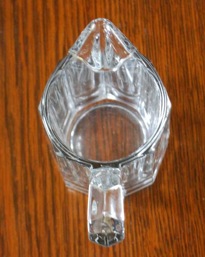 アンティーク 雑貨のガラス小物　アンティーク雑貨　シロップやミルクポットにピッタリな小さなガラスピッチャー、アンティークプレスドグラス。上から見るとこんな感じです。(pg-5076)