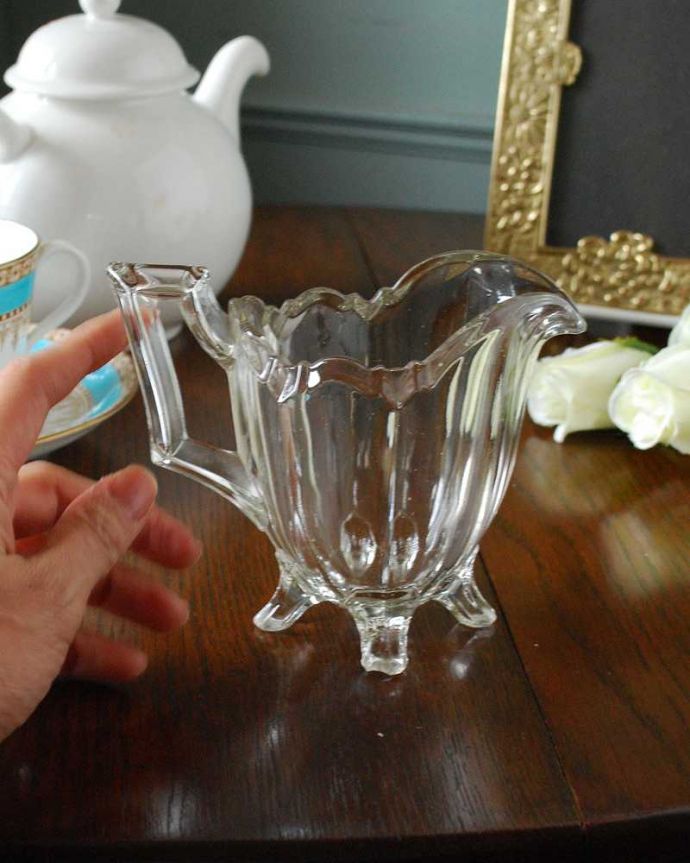 アンティーク 雑貨のガラス小物　アンティーク雑貨　３つ脚が可愛い小さなガラスピッチャー、アンティークプレスドグラス。持ち手もしっかり付いています昔と同じようにミルクを入れて使うのはもちろん使い方は自由自在。(pg-5077)