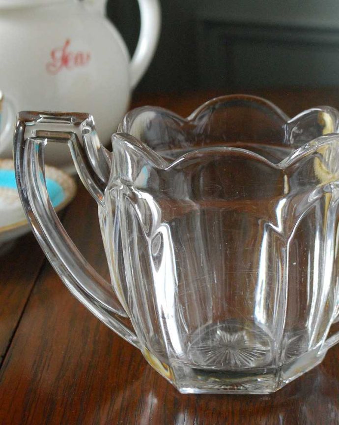 アンティーク 雑貨のガラス小物　アンティーク雑貨　花びらにようなふんわりカッティングが可愛いアンティークプレスドグラスプレスドグラス（セロリーベース）。実は、セロリのために作られた器オシャレな花器に見えますが、実はセロリを立てて食卓に出すために作られた器、セロリ―ベース。(pg-5078)