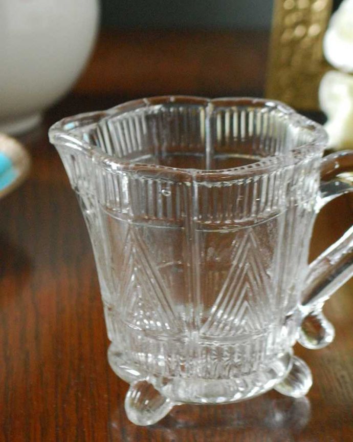 アンティーク 雑貨のガラス小物　アンティーク雑貨　アンティークのプレスドグラス、脚もとまで可愛いガラスのミルクポット。お茶の時間に欠かせないミルクピッチャーミルクティーが大好きな英国人が作ったガラスのミルクピッチャーは、たっぷりミルクが注げるようにサイズが大きめです。(pg-5079)